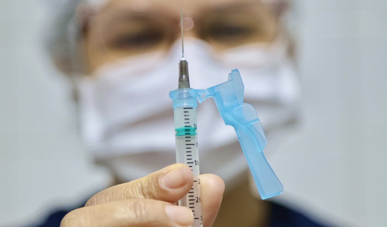 enfermeira segurando uma seringa